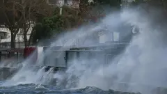 Meteoroloji Bile Şaşkın! Bu Sefer Kar Değil Fırtına Okulları Tatil Etti